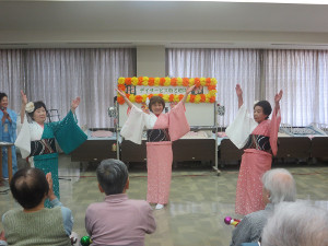 ボランティアグループの踊りを見ている写真